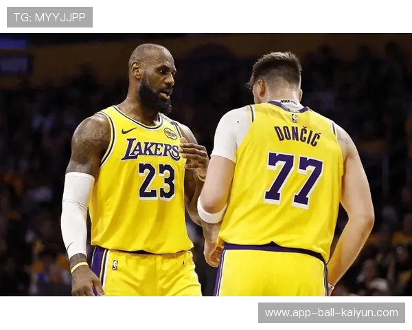 湖人队追逐季后赛梦，拼劲十足，湖人主场时隔8年再迎季后赛